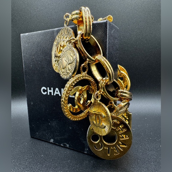 LOT 1505 24K gold plated CHANEL vintage runway bracelet with charms - Picture 2 of 14